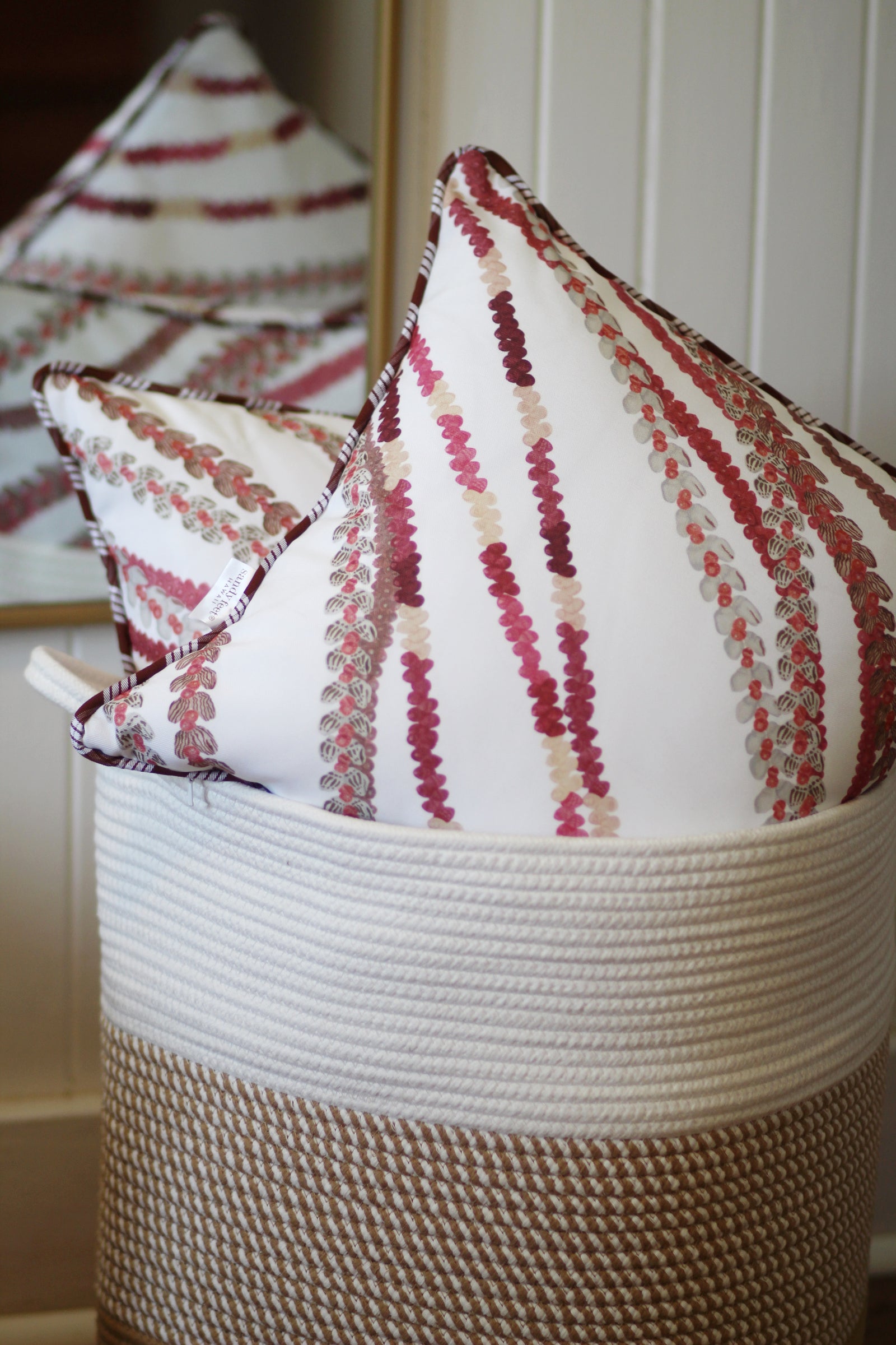 Lei Pūpū White Pillow Cover