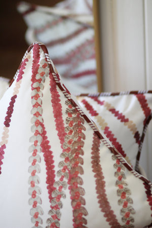 Lei Pūpū White Pillow Cover