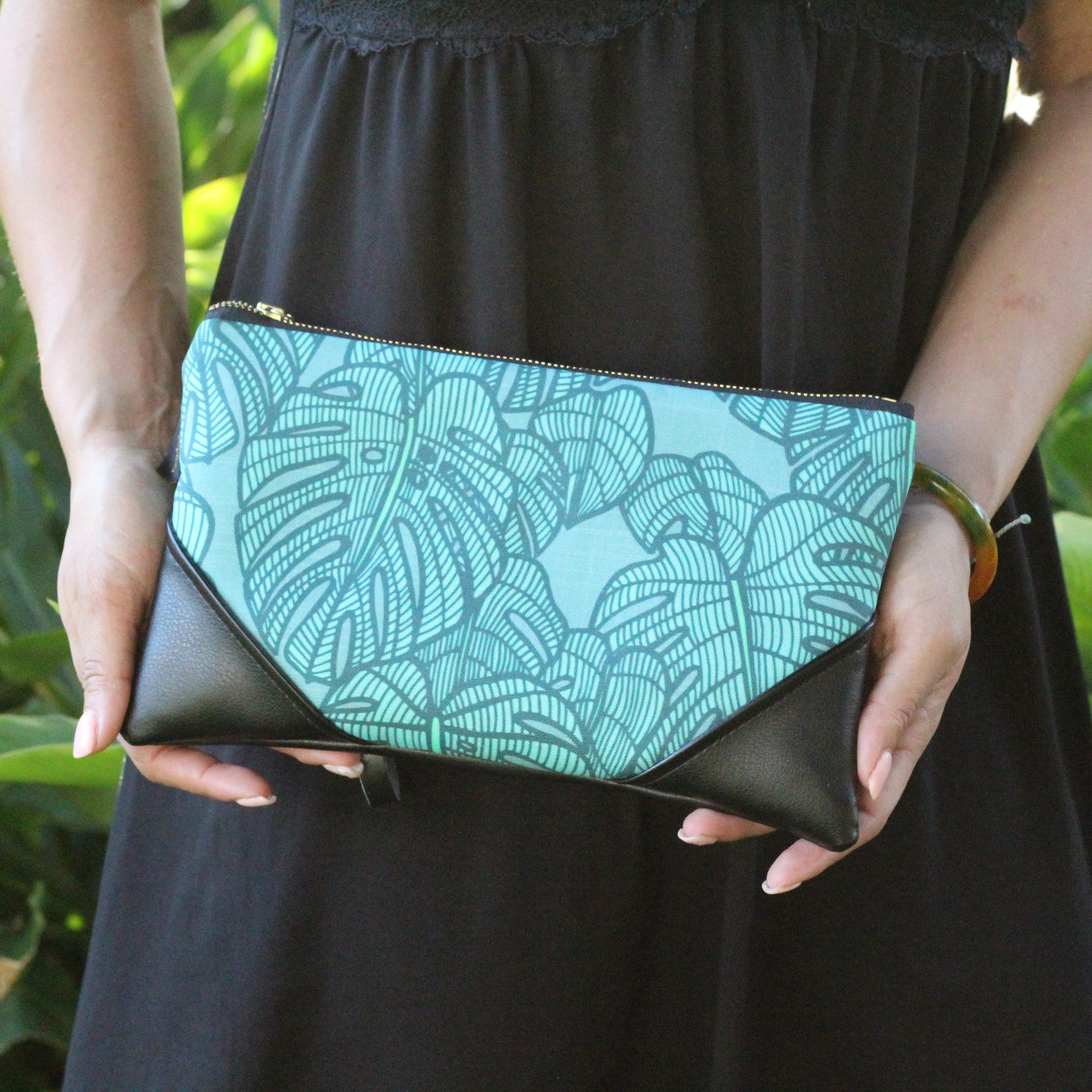 Mini 'Iwa Zipper Clutch - SandyFeetHawaii